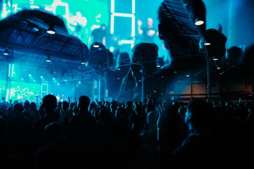 AFAS Live in Amsterdam-Zuidoost bij station Bijlmer ArenA tijdens een drukke concertavond
