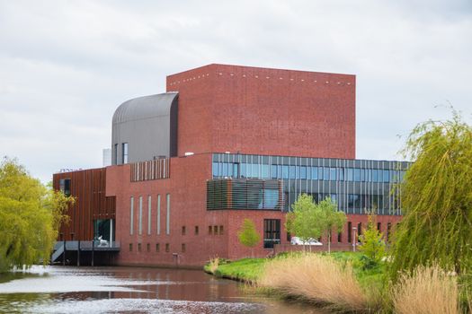 Voorkant van het Beatrix Theater in Utrecht met bezoekers die arriveren voor een avondshow