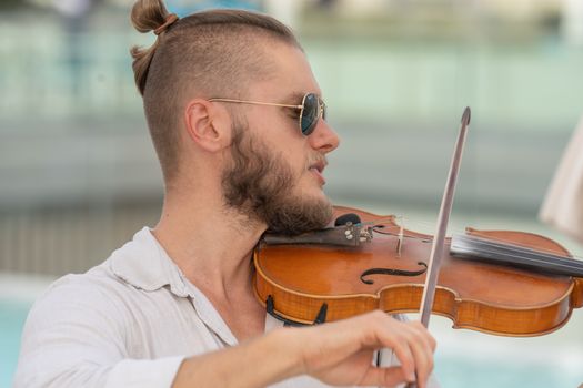 Muziekfans kijken thuis naar een Concert at Sea livestream op groot scherm met festivalsfeer
