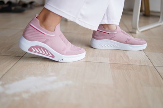 Vrouw in trendy outfit met populaire damessneakers uit de sneaker trend 2026 op straat in de stad