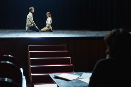 Waarom een goede dramaserie ons maar niet loslaat: trends, kijktips en wat nu speelt
