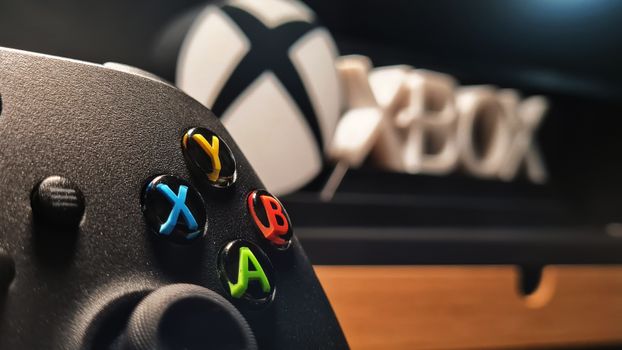 Xbox Series X en Series S naast controllers met Game Pass-games op een televisiescherm