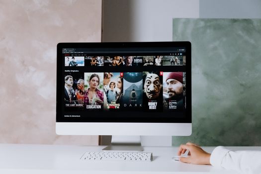 Overzicht van de beste Netflix-series van 2026 met thrillers en Nederlandse publieksfavorieten