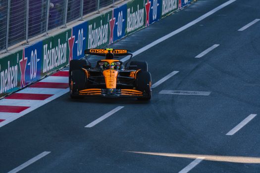 F1-nieuws laatste formule 1 en max verstappen nieuws racingnews365 met Verstappen naast zijn Red Bull in de pitstraat