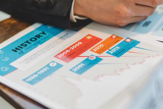 Stel dat hypotheekrentes in 2026 vergelijken op laptop met grafiek en huissleutels op tafel