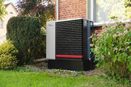 Monteur installeert een hybride warmtepomp bij een Nederlandse woning in 2026