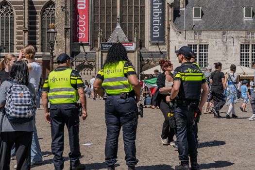 Bezoekers op een kleinschalig muziekfestival in Nederland in 2026 met intieme sfeer, foodtrucks en openluchtpodium