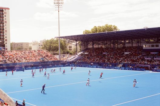 Olympische spelen live op tv in een woonkamer in Groei met kijkers die samen een sportwedstrijd volgen