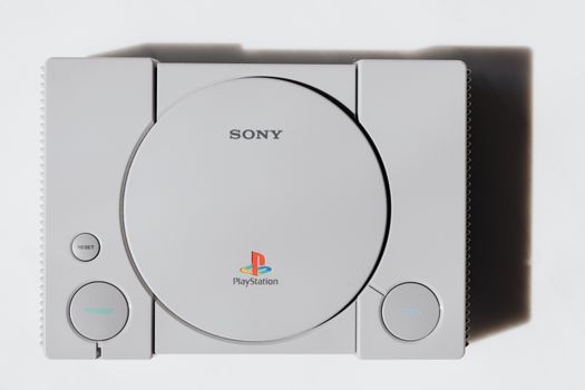 PlayStation-console met controller in een moderne woonkamer