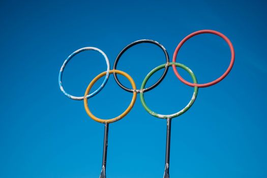 Smartphone met schema van vandaag olympische spelen en live sportupdates op tafel