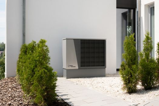 Binnenopgestelde warmtepomp zonder buitenunit in technische ruimte van een moderne woning
