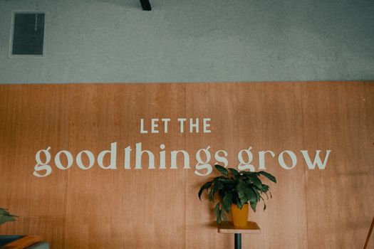 Sfeervol interieur met ingelijste wonen quote op een kast in een warm ingericht huis