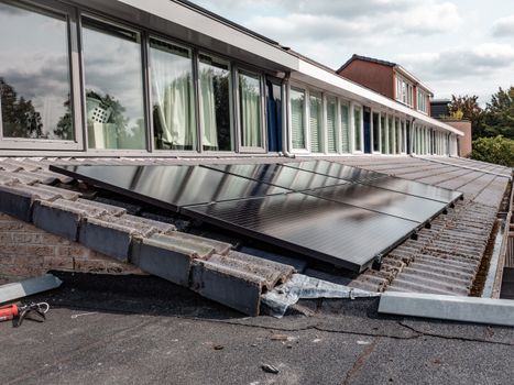 Zonnepanelen met stekker op een balkon van een appartement in Nederland