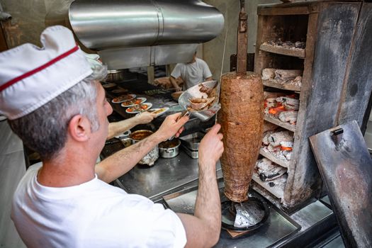 Broodje en kapsalon op toonbank in centrum voor beste doner Groei