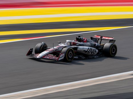 f1 nieuws op groot scherm met raceauto, standen en teamupdates in één overzicht