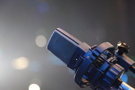 Tv-scherm met finale the voice of holland 2026 live tijdens gezamenlijke kijkavond in Groei