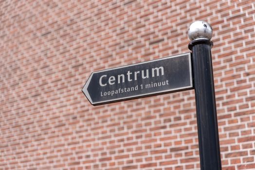 Goedkoop weekendje weg last minute Nederland met koffers op een station en zicht op een sfeervolle binnenstad