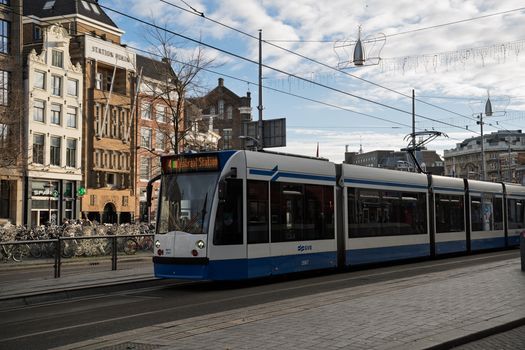 Nieuwslezeres van RTL 4 in de studio tijdens een uitzending van RTL Nieuws
