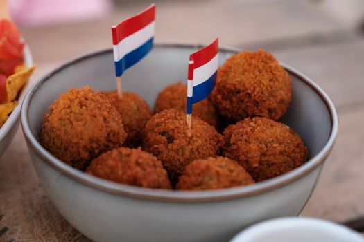 Collage van Nederlandse food- en lifestyletrends in 2026 met festivaloutfits, sneakers, gezonde snacks en duurzame producten