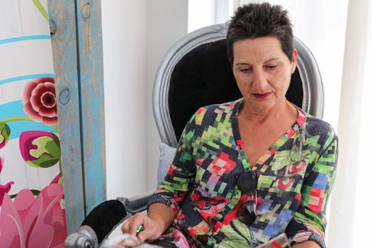 Patty van Vliet in een stijlvolle setting bij een mediaoptreden, passend bij een artikel over haar vermoedelijke vermogen