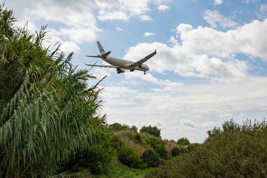 Smartphone met airmiles-app naast boodschappen, koffers en bonnetjes op een tafel
