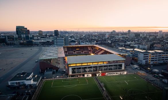 Ajax-spelers tijdens een Eredivisie-wedstrijd met volle tribunes en een scorebord op de achtergrond