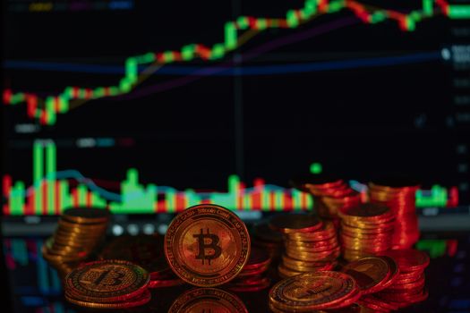 Grafiek van de bitcoin koers op een laptop met smartphone en financiële notities op tafel