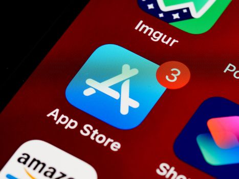 iPhone-scherm met melding voor iOS update en instellingenmenu open