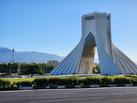 Iran nieuws: stadsbeeld van Teheran met verkeer en overheidsgebouwen tijdens actuele politieke ontwikkelingen
