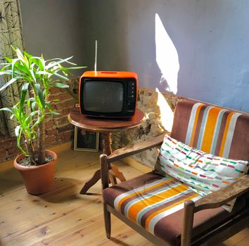 Warme woonkamer met jaren 70 interieur, vintage houten dressoir, okergele accenten en ronde vormen