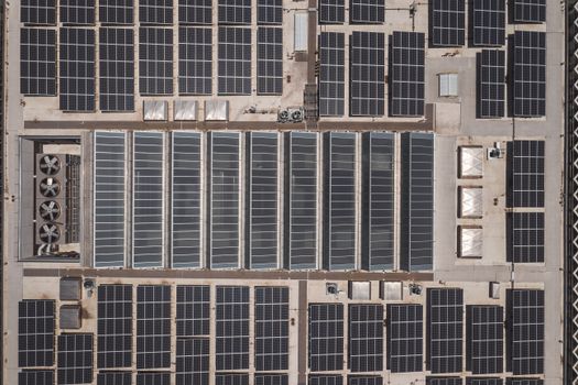 Plat dak van een woning met sedumdak en zonnepanelen in 2026