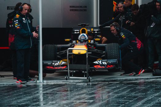 Laatste nieuws formule 1 Max Verstappen op tv-scherm met raceauto, tussenstand en pitmuur tijdens GP-weekend