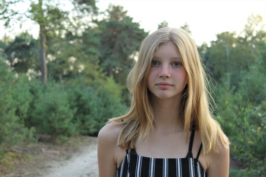 Portretachtige sfeerfoto die de groeiende online bekendheid van Luna Rijken in de entertainmentwereld uitbeeldt