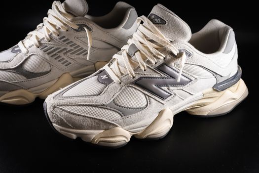 new balance 9060 sneaker in neutrale kleur in een winkelstraat in Groei met dikke zool en suède details
