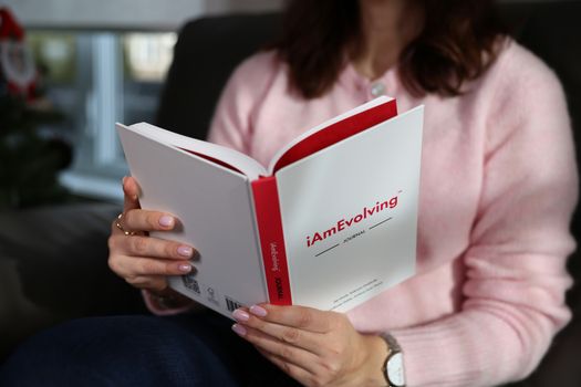 Ouders lezen het nieuwe boek Oei, ik groei terwijl hun baby op schoot zit