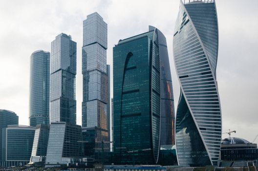 Rusland nieuws op scherm met kaart van Europa en krantenkoppen over Oekraïne en sancties
