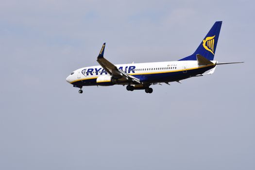 Reizigers op een luchthaven met handbagage terwijl ze een Ryanair-vlucht inchecken