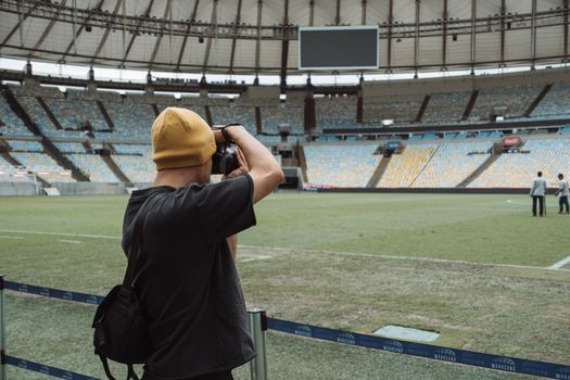 Smartphone met wedstrijden wk 2026 en live-standen tijdens een voetbalavond in Groei